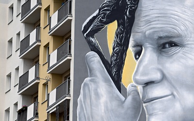 Mural przedstawiający św. Jana Pawła II na ścianie wieżowca przy alei jego imienia. Dzieło Piotra Topczyłki powstało z okazji setnej rocznicy urodzin papieża Polaka.
27.10.2020  Stalowa Wola 