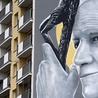 Mural przedstawiający św. Jana Pawła II na ścianie wieżowca przy alei jego imienia. Dzieło Piotra Topczyłki powstało z okazji setnej rocznicy urodzin papieża Polaka.
27.10.2020  Stalowa Wola 