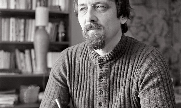 Tadeusz Nowak, poeta, prozaik i tłumacz  (1930–1991). Zdjęcie z 1973 r. zrobione w domu pisarza w Krakowie.