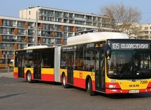 Chorzy mogą być dowożeni do szpitala polowego w Warszawie specjalnie wyposażonymi miejskimi autobusami.