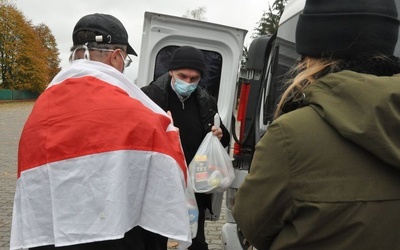 Przekazanie paczek uchodźcom z Białorusi.