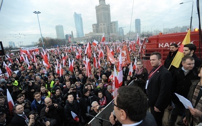 W warszawskim Marszu Niepodległości co roku szły dziesiątki tysięcy osób.