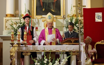 Śp. bp Józef Zawitkowski często do prezbiterium zapraszał dzieci, młodzież, delegacje...