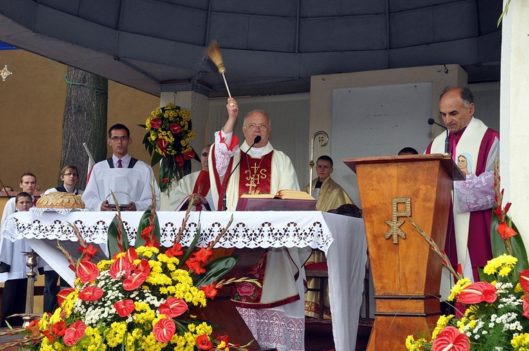 Bp Józef Zawitkowski w kadrach R. Taflińskiego