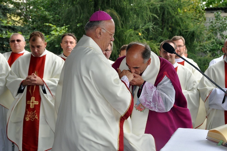 Bp Józef Zawitkowski w kadrach R. Taflińskiego