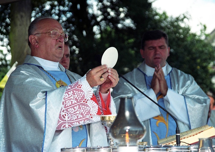 Bp Józef Zawitkowski w kadrach R. Taflińskiego