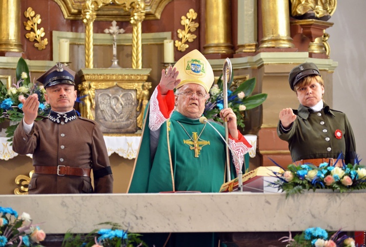 Bp Józef Zawitkowski w kadrach R. Taflińskiego