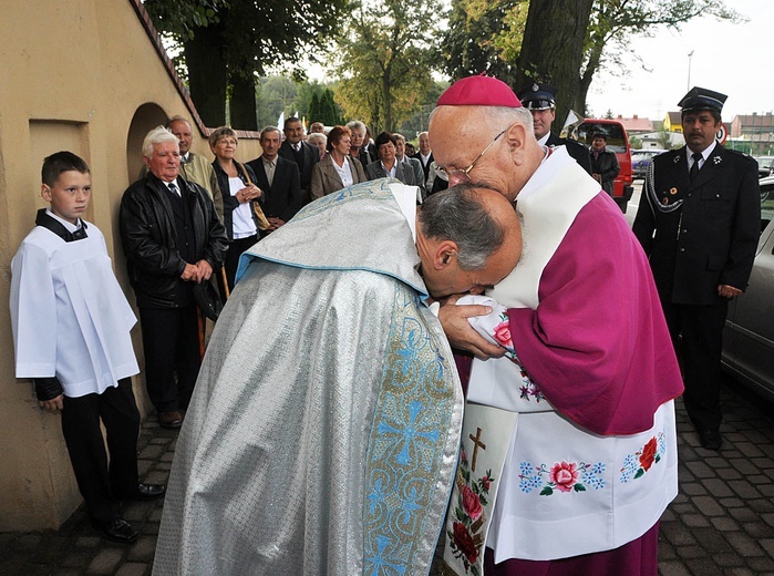 Bp Józef Zawitkowski w kadrach R. Taflińskiego