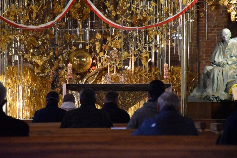 Po liturgii odbyła się adoracja Naświętszego Sakramentu, mężczyźni odmówili także modlitwę różańcową.