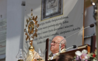 Bp Józef uczył nas szacunku i miłości do Chleba Eucharystycznego, ale i powszedniego.