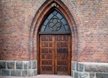 Sprofanowane wejście do kościoła.