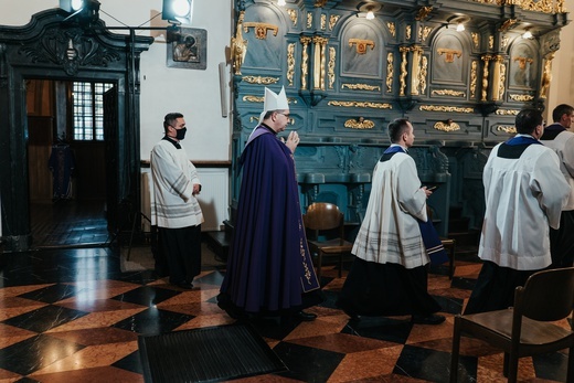 Łowicz. Uroczystości żałobne śp. bp. Józefa Zawitkowskiego