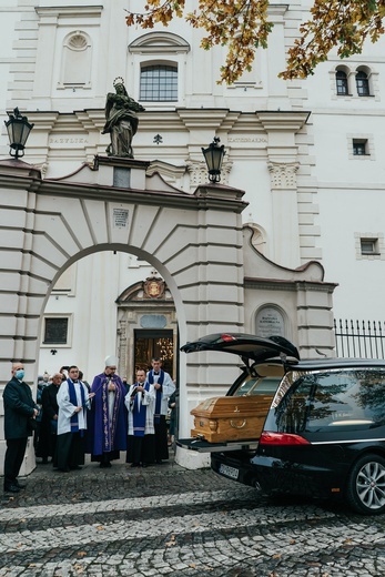 Łowicz. Uroczystości żałobne śp. bp. Józefa Zawitkowskiego