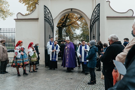 Łowicz. Uroczystości żałobne śp. bp. Józefa Zawitkowskiego