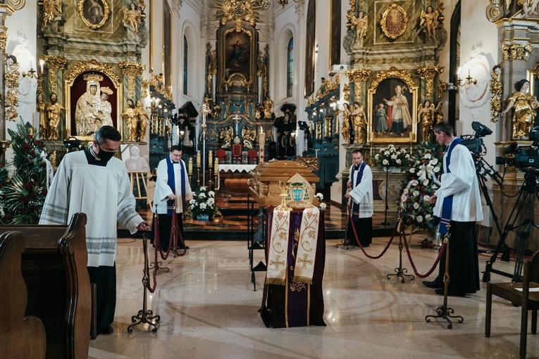 Łowicz. Uroczystości żałobne śp. bp. Józefa Zawitkowskiego