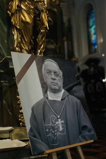 Łowicz. Uroczystości żałobne śp. bp. Józefa Zawitkowskiego