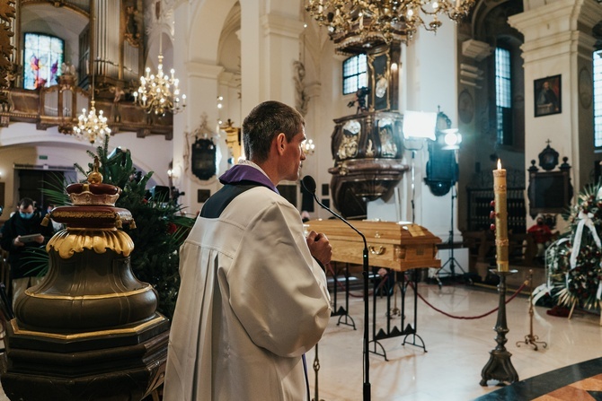 Łowicz. Uroczystości żałobne śp. bp. Józefa Zawitkowskiego