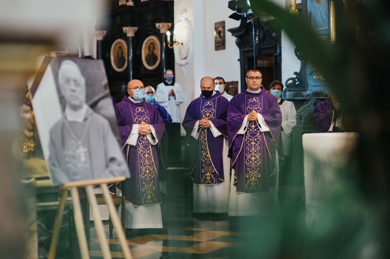 Łowicz. Uroczystości żałobne śp. bp. Józefa Zawitkowskiego