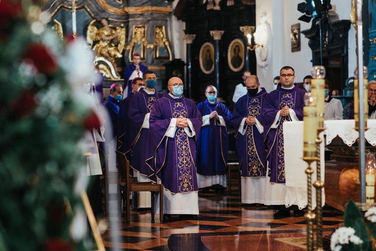 Łowicz. Uroczystości żałobne śp. bp. Józefa Zawitkowskiego