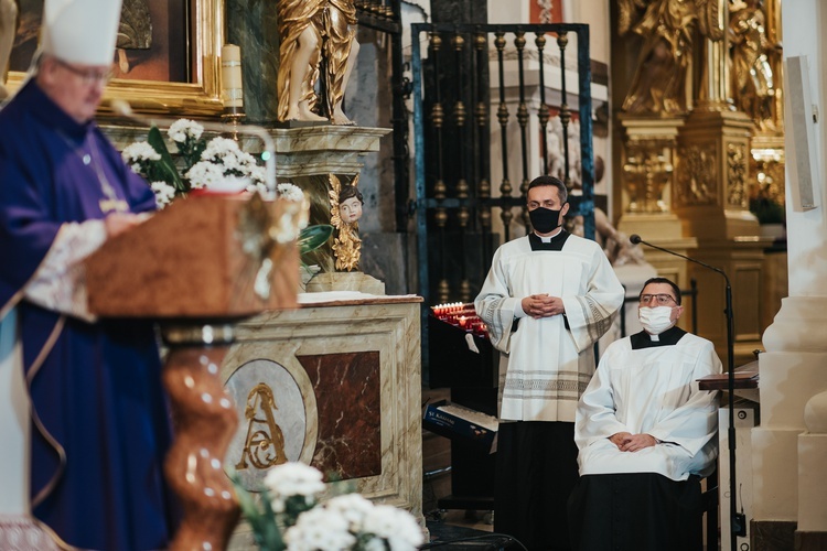 Łowicz. Uroczystości żałobne śp. bp. Józefa Zawitkowskiego