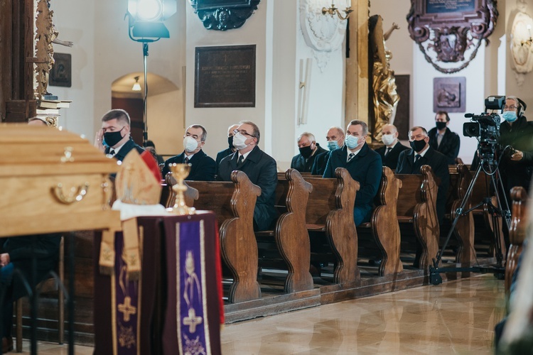 Łowicz. Uroczystości żałobne śp. bp. Józefa Zawitkowskiego