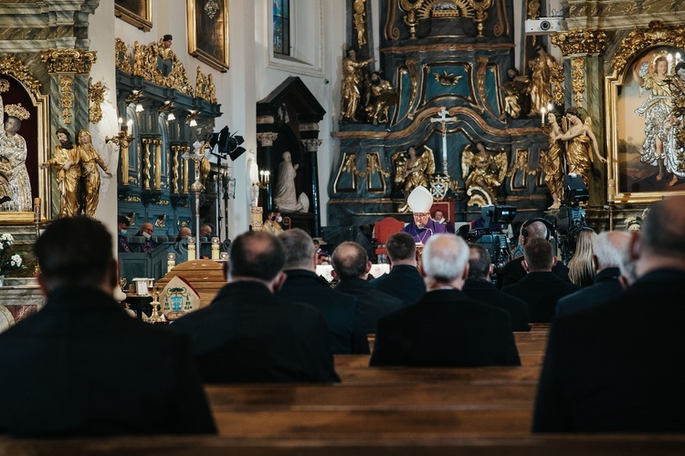 Łowicz. Uroczystości żałobne śp. bp. Józefa Zawitkowskiego