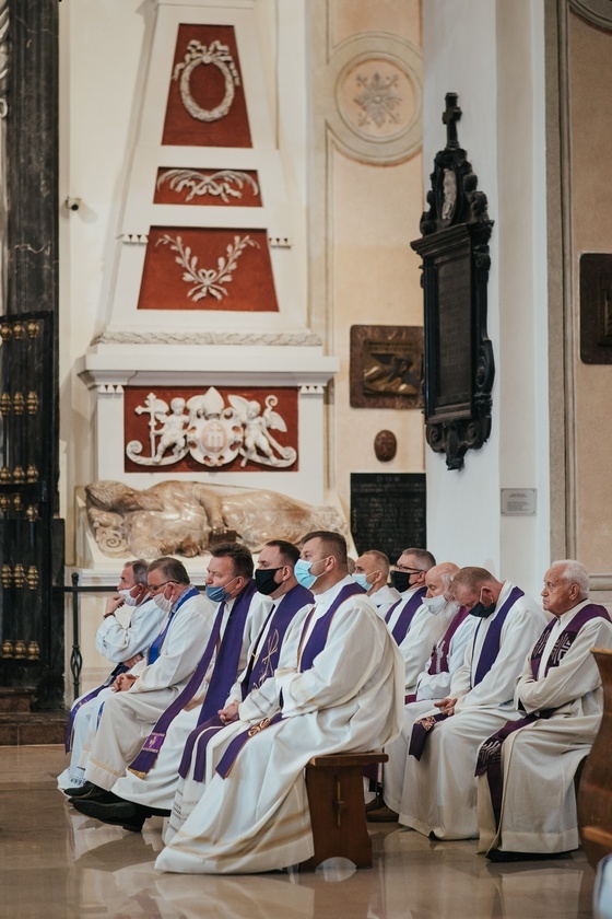 Łowicz. Uroczystości żałobne śp. bp. Józefa Zawitkowskiego