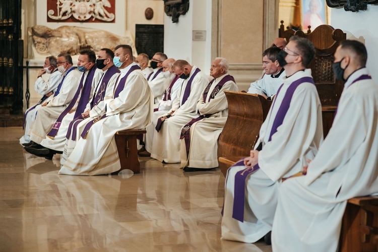 Łowicz. Uroczystości żałobne śp. bp. Józefa Zawitkowskiego