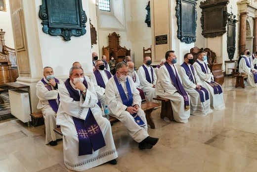 Łowicz. Uroczystości żałobne śp. bp. Józefa Zawitkowskiego