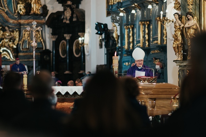 Łowicz. Uroczystości żałobne śp. bp. Józefa Zawitkowskiego