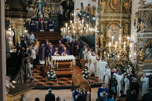 Łowicz. Uroczystości żałobne śp. bp. Józefa Zawitkowskiego