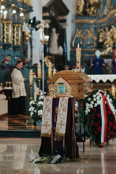 Łowicz. Uroczystości żałobne śp. bp. Józefa Zawitkowskiego