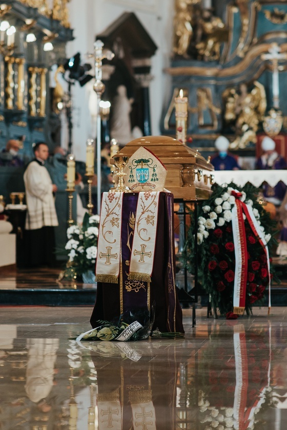 Łowicz. Uroczystości żałobne śp. bp. Józefa Zawitkowskiego