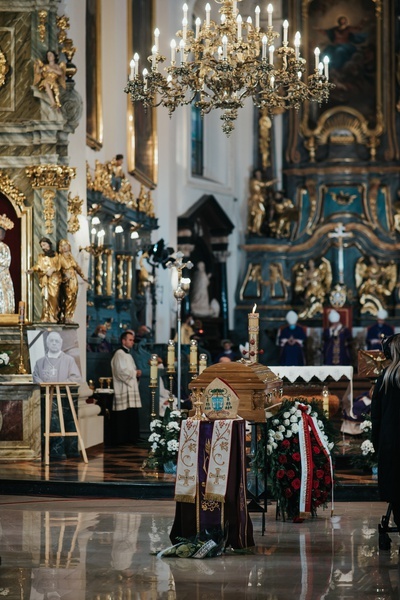 Łowicz. Uroczystości żałobne śp. bp. Józefa Zawitkowskiego