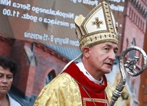 Bp Jeż: Kościół, chociażby miał stracić połowę wiernych, będzie głosił prawdę o człowieku i jego godności