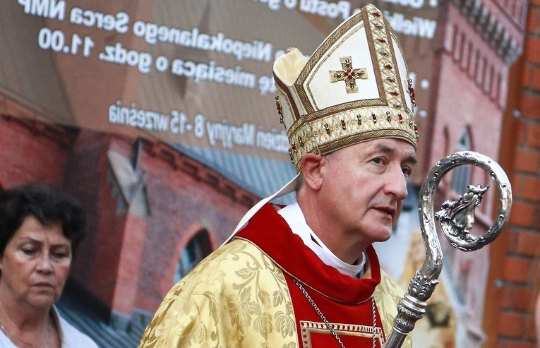 Bp Jeż: Kościół, chociażby miał stracić połowę wiernych, będzie głosił prawdę o człowieku i jego godności