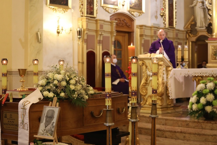 Ostatnie pożegnanie śp. ks. Jana Sosnowskiego w Hałcnowie