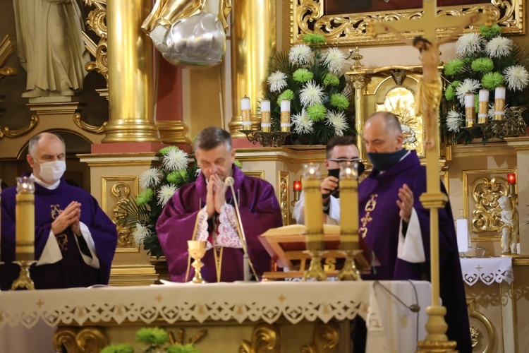 Ostatnie pożegnanie śp. ks. Jana Sosnowskiego w Hałcnowie