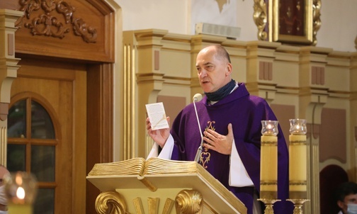 W imieniu wspólnoty dziękował ks. Sosnowskiemu proboszcz i kustosz bazyliki w Hałcnowie ks. Piotr Konieczny.