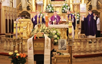 Mszy św. pogrzebowej w bazylice przewodniczył bp Roman Pindel.