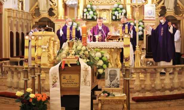 Mszy św. pogrzebowej w bazylice przewodniczył bp Roman Pindel.