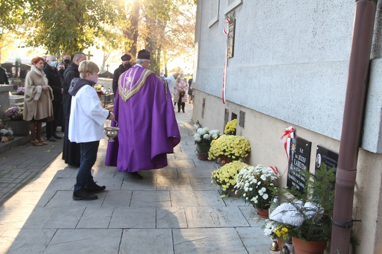 Odsłonięcie tablic pamiątkowych na cmentarzu w Żabnie