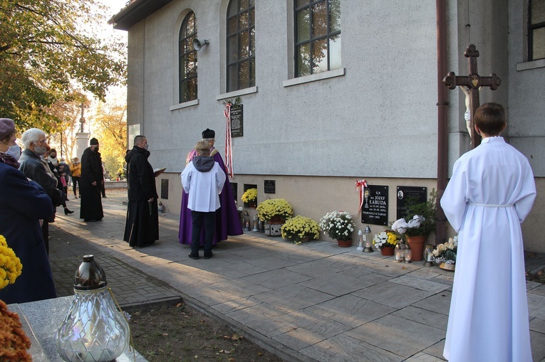 Odsłonięcie tablic pamiątkowych na cmentarzu w Żabnie