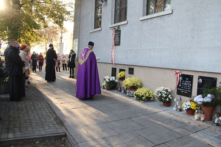 Odsłonięcie tablic pamiątkowych na cmentarzu w Żabnie