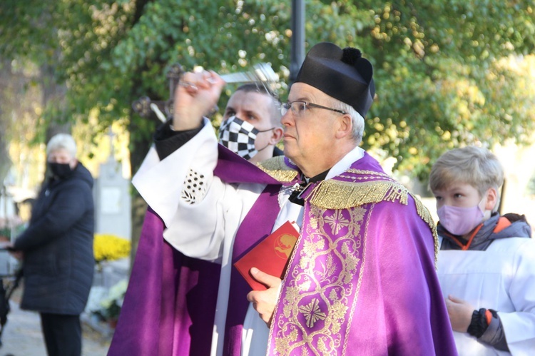 Odsłonięcie tablic pamiątkowych na cmentarzu w Żabnie