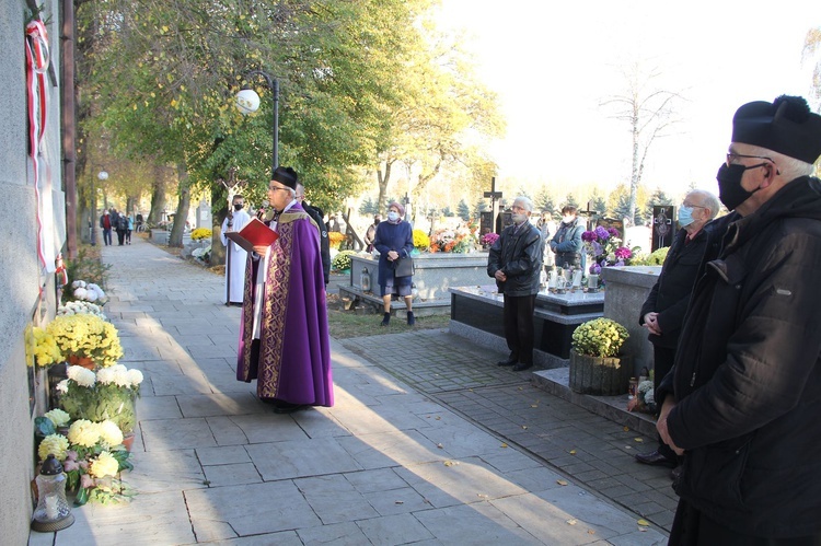 Odsłonięcie tablic pamiątkowych na cmentarzu w Żabnie