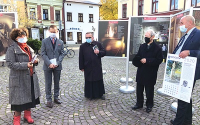 Konferencja prasowa  na skoczowskim rynku.