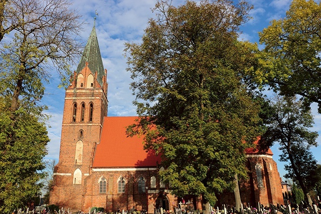 ▼	Piękny gotycki kościół  św. Urszuli znajduje się na trasie z Nowego Stawu do Tczewa.