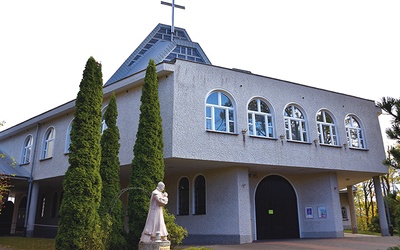 ▲	Świątynia znajduje się w malowniczej dzielnicy Działki Leśne.