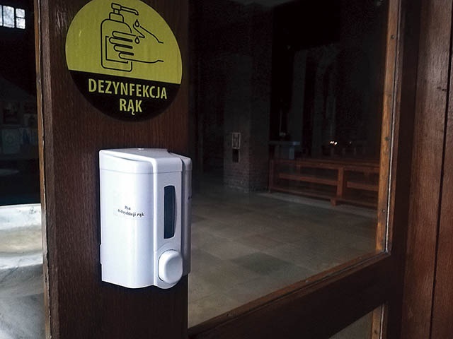 ▲	Pojemnik z płynem do dezynfekcji przy wejściu do kościoła św. Józefa w Zabrzu.
